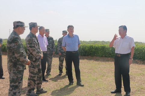 中國人民解放軍內(nèi)蒙軍區(qū)政委王炳躍來風水梁考察